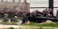 Imagen tomada por un videoaficionado muestra el desembarco de los soldados britnicos