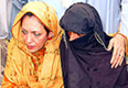 Mukthar Mai, a la derecha, junto a la ministra paquistan para Asuntos de la Mujer, Attiya Anaytullah