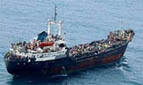 Un buque con cientos de 'sin papeles' fue escoltado por la Marina francesa hasta Catania 