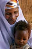 Safiya Hussaini y su hija Adama,  en su aldea de Nigeria