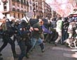 La polica carga contra los manifestantes antiglobalizacin en Barcelona