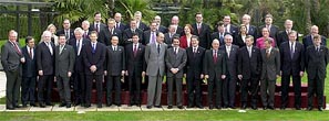 Los Jefes de Estado y de Gobierno de la UE posan para la foto de familia del Consejo Europeo en el Palacio de Congresos de Catalua