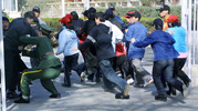 Un polica chino trata de impedir la entrada del grupo de norcoreanos a la embajada espaola