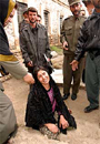 Una mujer llora en la crcel de Kabul al saber que no ha sido amnistiada