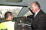El Rey conversa con el conductor del prototipo de Talgo 350 que cubrir la lnea del AVE Madrid-Barcelona.