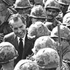 El Presidente Nixon saluda a las tropas