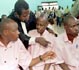 Un abogado asesora a tres hutsis acusados participar en el genocidio en 1994 de medio milln de tutsis, minutos antes de iniciar el juicio