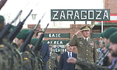 El Rey don Juan Carlos I saludando a las tropas que irn a Afganistn, ayer en la Base Area de Zaragoza.