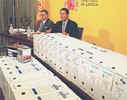 El ministro de Justicia, Jose Mara Michavila con los archivadores que contenan las pruebas