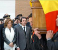 El presidente del Gobierno en funciones, Jos Mara Aznar, y su esposa, Ana Botella, observan el paso del fretro del subinspector de los GEO Javier Torronteras