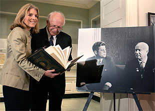 Caroline Kennedy y Sergui Jruschov examinan una copia del tratado antinuclear firmado en 1963