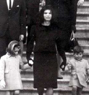 Jackie con sus hijos durante el entierro