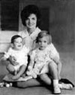 Jackie con sus hijos en la zona privada de la Casablanca