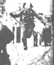 Un soldado alemn escapa al lado occidental de Berln