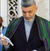 El presidente interino y candidato Hamid Karzai, depositando su voto
