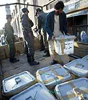Policas afganos vigilan el traslado de las urnas