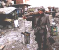 Un ciudadano de Kabul intenta recuperar algunos bienes de la zona siniestrada.