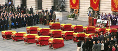 Los 17 fretros, en el del patio central del Palacio de Buenavista durante el funeral