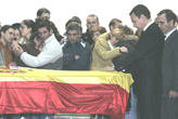El Presidente Zapatero, en presencia del Ministor de Defensa y de la familia de la fallecida,  impone la Cruz del Mrtio Militar con distintivo amarillo a Idoia Rodrguez Bujn, en la zona militar del aeropuerto gallego de Lavacolla