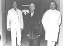 Franco paseando por los pasillos del hospital, acompaado por dos mdicos en julio de 2004