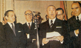 Imagen del relevo en la Presidencia del Gobierno: Carlos Arias sustituye al interino Fernndez Miranda, a la izquierda de la imagen.