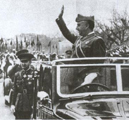 Franco victorioso saluda brazo en alto en un desfile en el ao1940