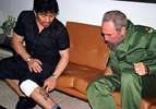 Maradona se ha reunido en La Habana ni ms ni menos que con Fidel Castro. El futbolista admira tanto al dirigente cubano que lleva tatuada su imagen en la pierna. 