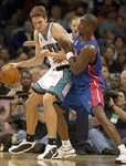 Pau Gasol ya se ha estrenado en la NBA. El espaol marc sus cuatro primeros puntos en el encuentro que enfrentaba a su equipo, los Grizzlies de Memphis, con los Detroit Pistons. 