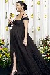 A punto de dar a luz  Catherine Zeta-Jones luci escote, pierna y barriga en la entrega de los Oscar, donde obtuvo la estatuilla a la mejor actriz secundaria. 