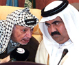 El jeque Hamad del emir de Qatar, escucha a Yasser Arafat durante la reunin.