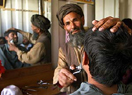 Los hombres afganos se cortan las barbas.