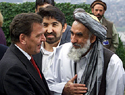Gerhard Schrder dialoga con Atoulah Alkozai, representante de uno de los grupos afganos en Bonn.