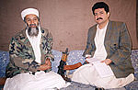 Osama bin Laden, junto al autor de la entrevista publicada el 9 de noviembre, 2001.