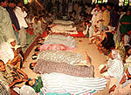 Familiares, ante los cuerpos de los cristianos asesinados en Bahawalpur. 