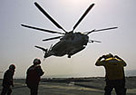 Un helicptero de los marines, modelo CH-53, se posa sobre la cubierta del portaaviones Peliliu en aguas del golfo Prsico