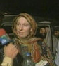 Los talibn entregan a las autoridades pakistanes a la periodista britnica Yvonne Ridley, despus de pasar 10 das retenida.