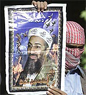 Un manifestante porta una pancarta con la imagen de Bin Laden en Islamabad, capital de Pakistan.