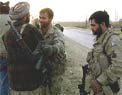 Soldados de las tropas especiales de EE UU, junto a combatientes de la Alianza en el fuerte de Mazar-i-Sharif.