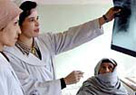 Dos mdicas afganas examinan una radiografa.