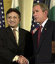 George W. Bush saluda a su homlogo paquistan, Pervez Musharraf, ayer en Nueva York.