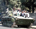 Un tanque transporta a soldados talibanes