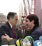 Aznar saluda al alcalde de Nueva York, Rudolph Giuliani, durante la visita a la zona cero. 