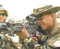 Un soldado hondureo prueba el arma de un colega estadounidense cerca de la ciudad iraqu de Nayaf