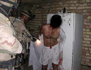 Dos marines y un ensangrentado prisionero iraqu...